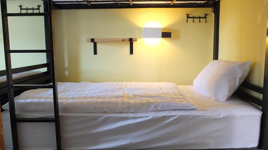 Doolay Beachfront Hostel Karon Room photo