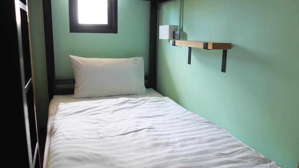 Doolay Beachfront Hostel Karon Room photo