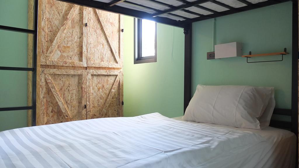 Doolay Beachfront Hostel Karon Room photo